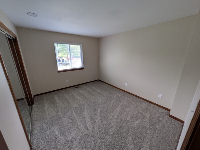 Building Photo - 22 NW Lakeview Blvd