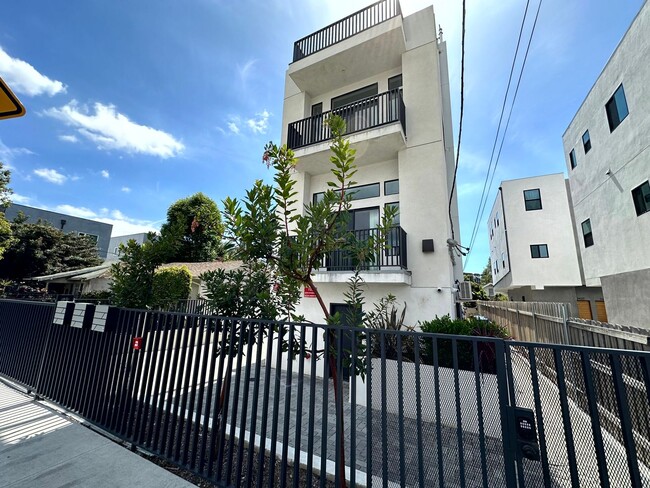 Building Photo - Beautiful Modern Luxury 4 Story Townhome -...