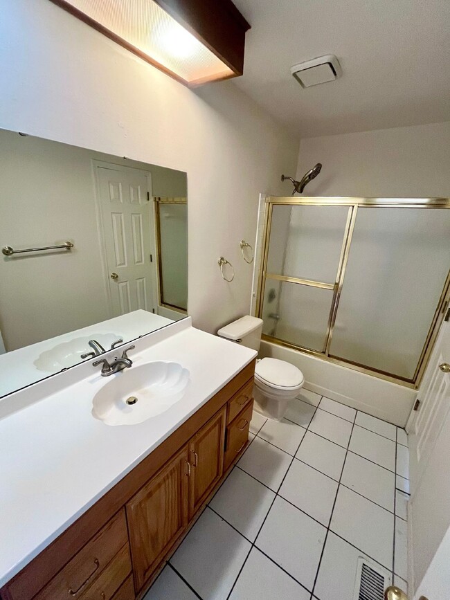 Building Photo - Spacious 2-Bed, 2-Bath Condo Retreat in Sa...