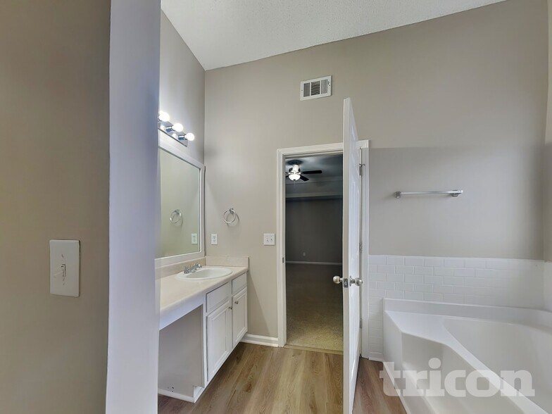 Building Photo - 4928 Bryant Dr