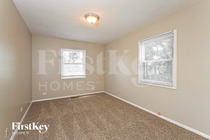 Building Photo - 611 W Oakwood Dr