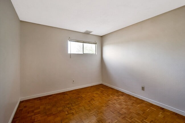 Building Photo - 6-Bedroom Residence Featuring Pool, Turf Yard & 2-Car Garage