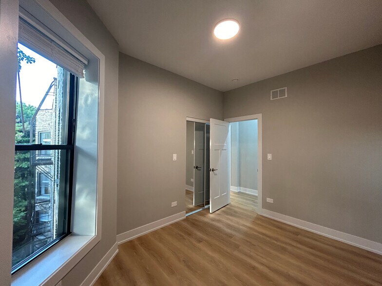 Building Photo - 423 W Belden Ave