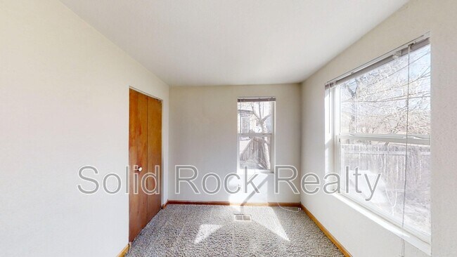 Building Photo - 823 N Corona St