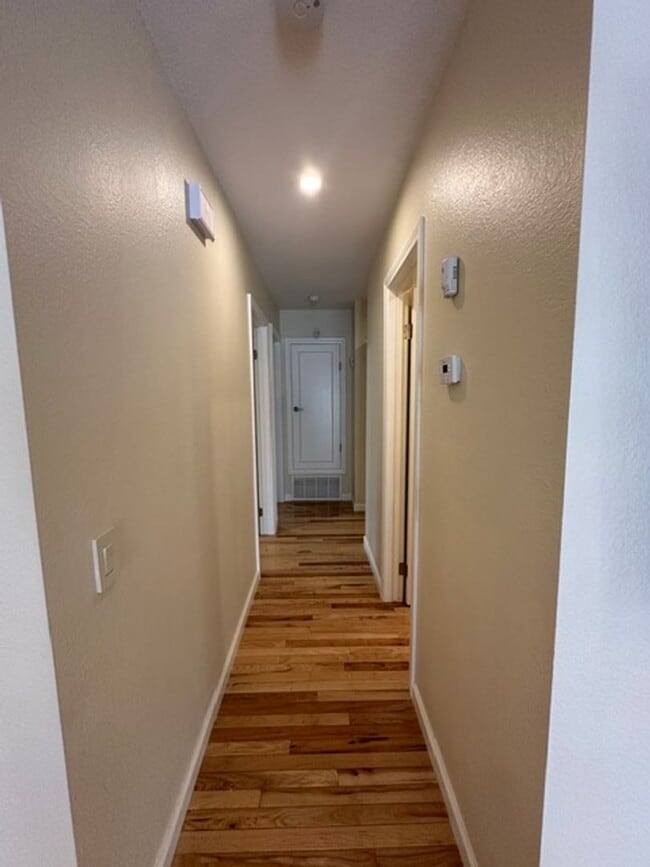 Building Photo - Stunning END-UNIT 3-bedroom condominium located in Agoura Hills
