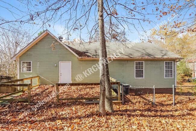 Building Photo - 3-Bed Home with Fireplace