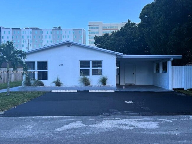 Building Photo - 206 SE 10th St