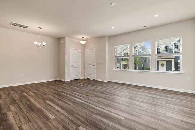 Building Photo - Cozy Townhome with 2 car garage!