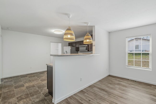 Building Photo - 2100 Paris Rd