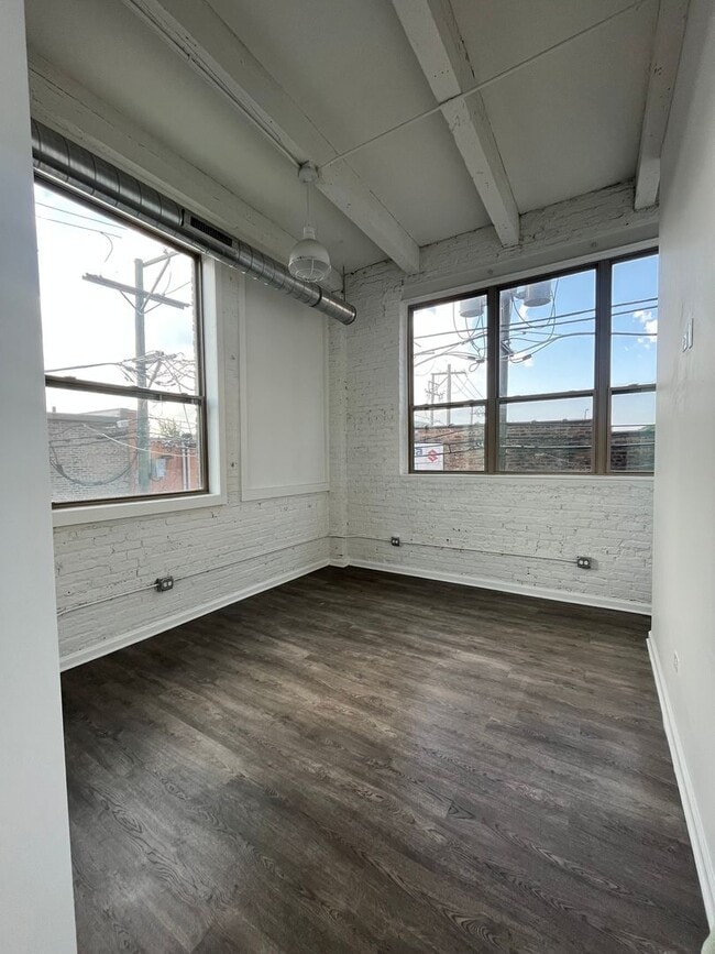 Building Photo - Loft-style condo-quality 3 Bed/2 ba IN UNIT LAUNDRY