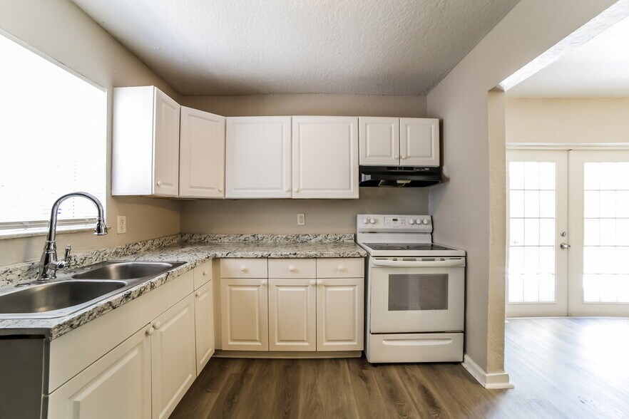 Building Photo - 521 SW 11th Dr