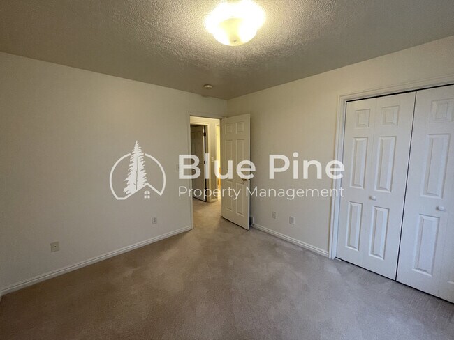 Building Photo - 3863 Ridgeview Cir