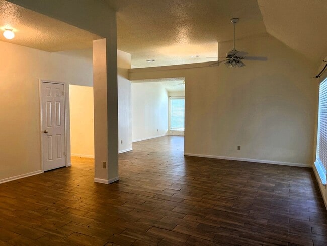 Building Photo - 107 S Village Knoll Cir