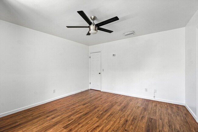 Building Photo - 5090 Elmhurst Rd