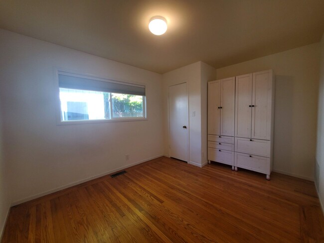 Building Photo - Kentfield 3x2 Flat + detached office, fron...