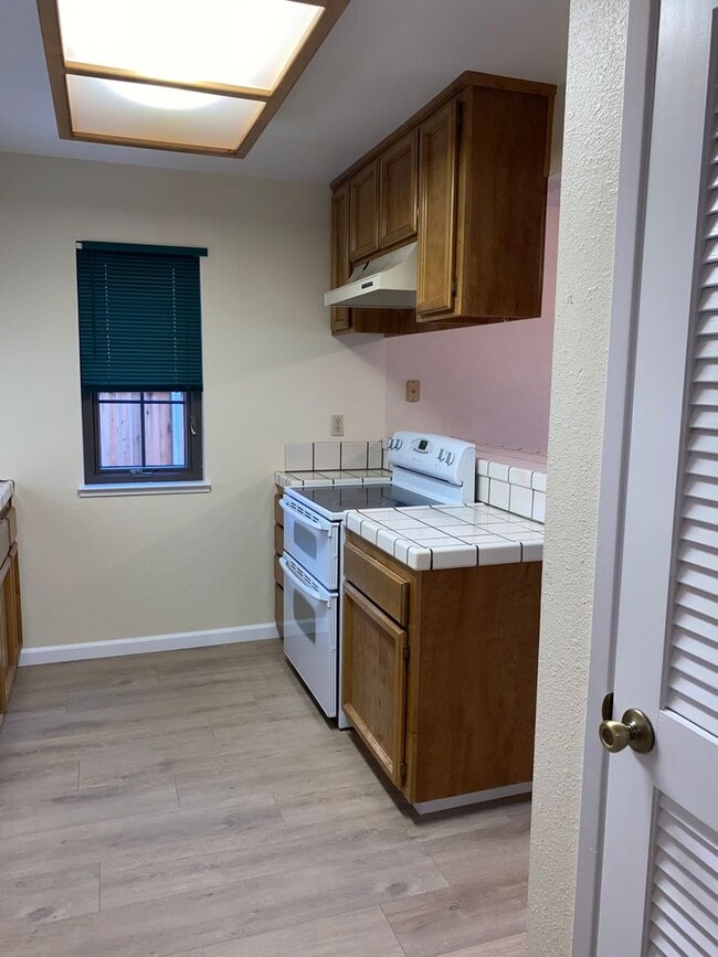 Building Photo - Freshened Up !!