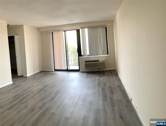 Building Photo - 1590 Anderson Ave