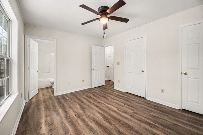 Building Photo - AVAILABLE NOW-3 Bedroom Split foyer in Stafford