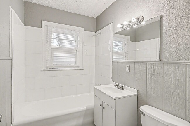 Building Photo - Beautiful 3 Bedroom 1 Bathroom in Kansas City!