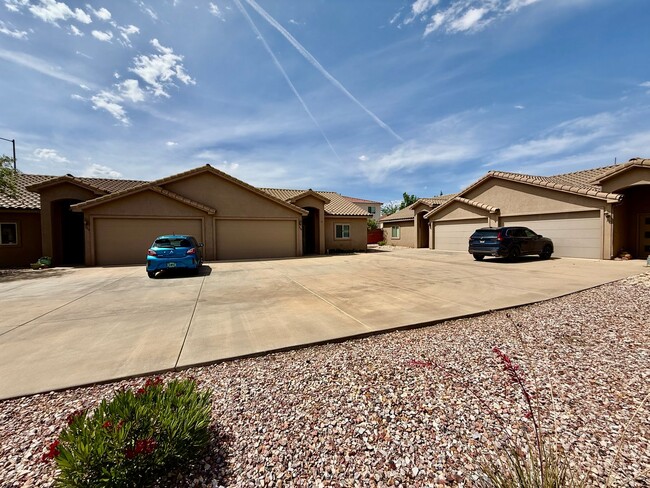 Building Photo - Spacious & Sunny Home in Quiet Hurricane N...