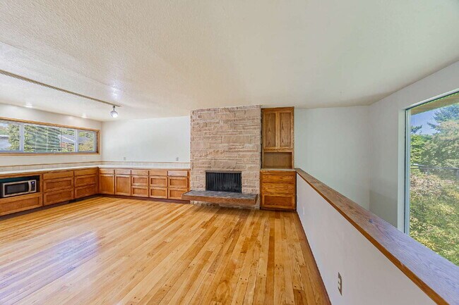 Building Photo - Five-bedroom in Kent, Scenic Hill Neighbor...