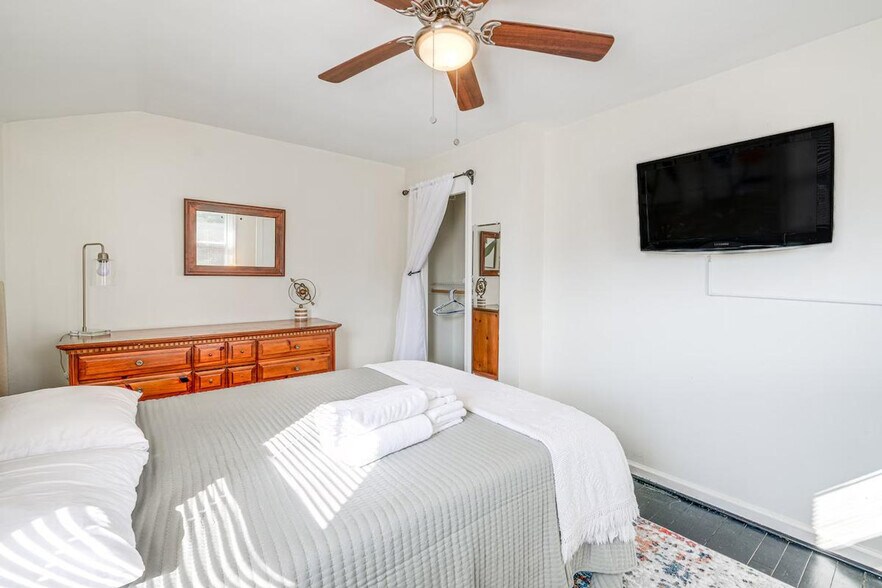 Building Photo - 2430 S Oakland St