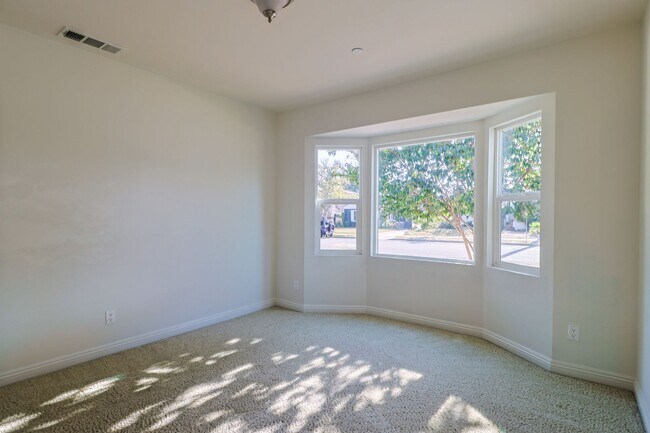 Building Photo - Amazing 4-bedroom + 3-bathroom house in Ma...