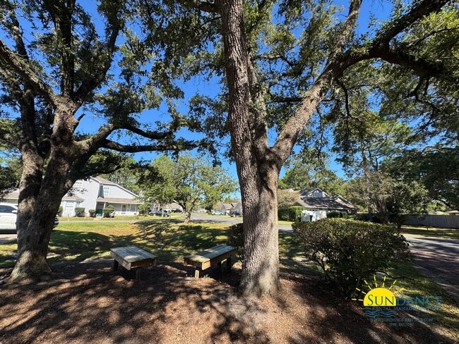 Building Photo - Charming 1BR Townhouse with Community Pool...