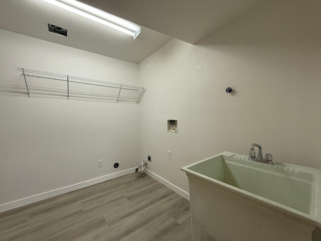 Building Photo - 7915 E Woodland Park Dr