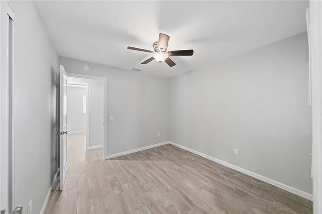 Building Photo - Riverside