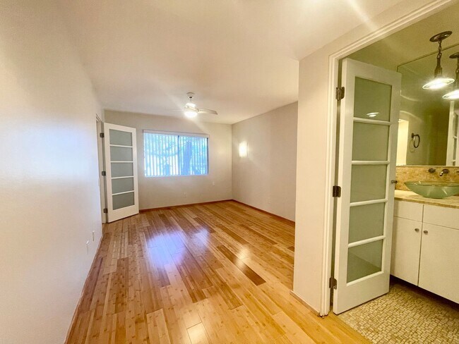 Building Photo - AVAILABLE NOW!! BEAUTIFUL  2 Bed / 2 Bath - Across from The River Shopping Center in RANCHO MIRAGE!