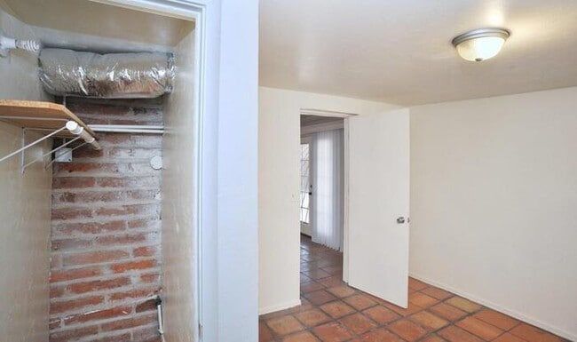 Building Photo - 4 bedroom/2 bath home on large lot near Alvernon/Grant!