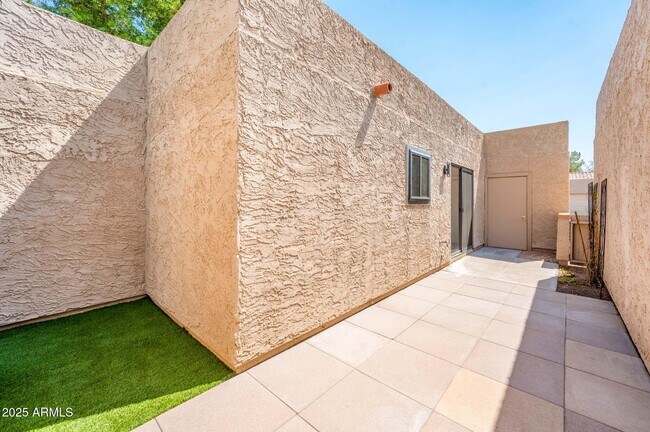 Building Photo - 6430 N 77th Way