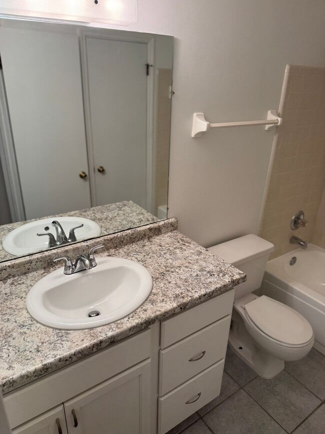 Building Photo - Great Location! Updated Townhouse Convenie...