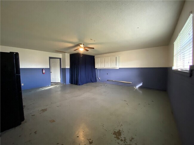 Building Photo - 536 W Yoakum Ave