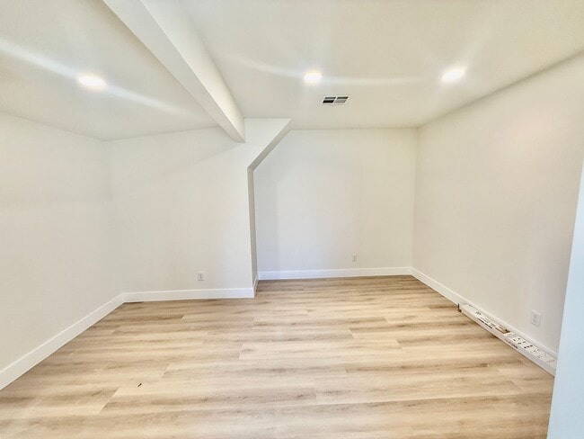 Building Photo - Beautifully Remodeled Three Bedroom Home on 2 Acres with Horse Privileges in Hurricane