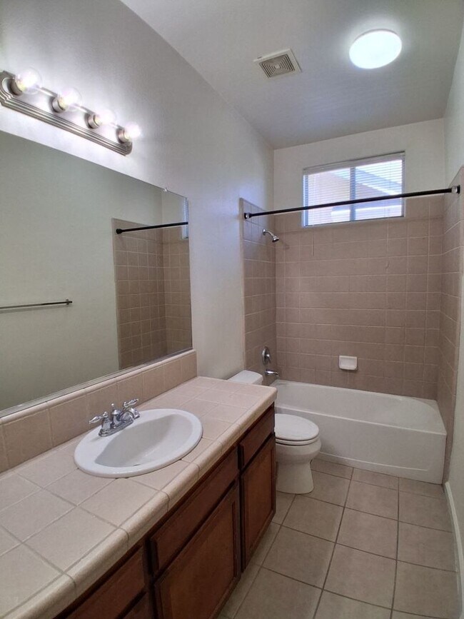 Building Photo - Desirable Clovis Single-Level Home: 3-bedroom, 2-bathroom