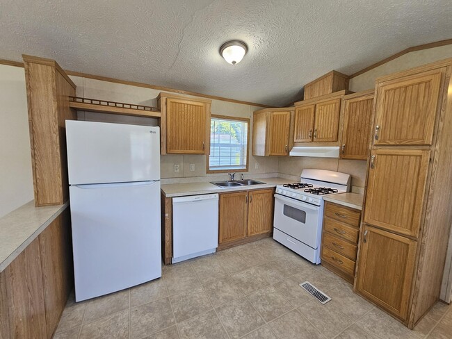 Building Photo - 27 Woodside Ln
