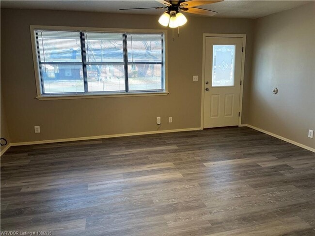 Building Photo - House: 3 Bed, 1.5 Bath, 1 Car Carport.