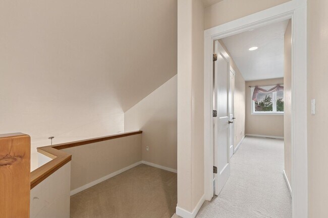 Building Photo - Wonderful Townhome On Eagle Bend Golf Course!