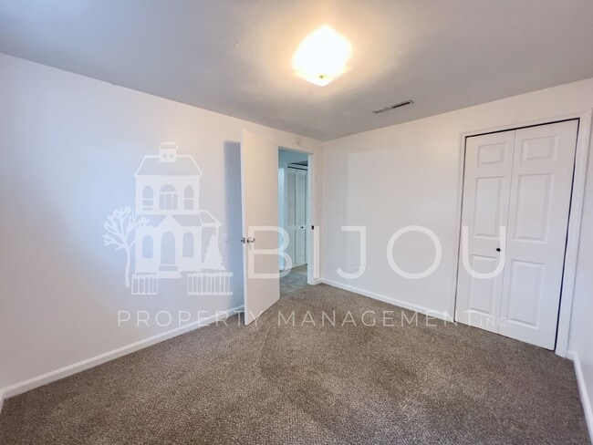 Building Photo - Lovely Four Bedroom