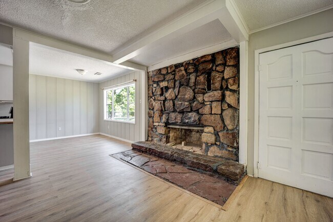 Building Photo - Freshly Updated 3 Bedroom Home