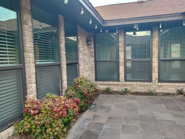 Building Photo - 8 Llano Drive