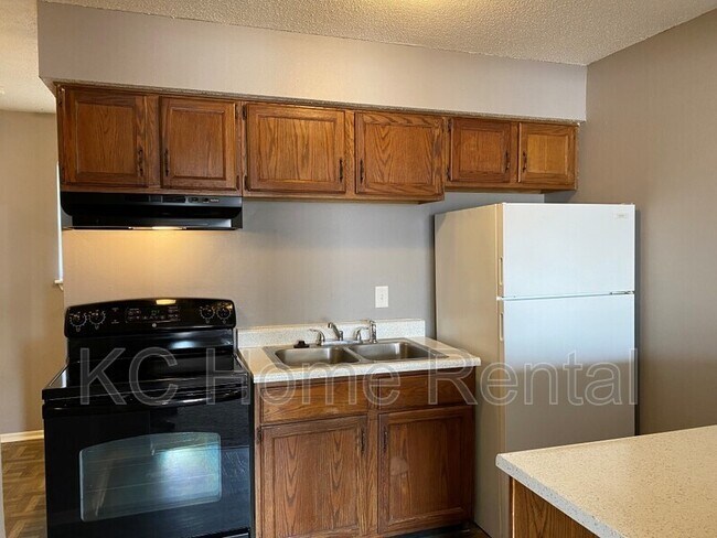 Building Photo - 561 N Somerset Terrace