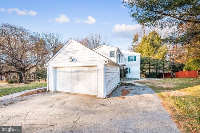 Building Photo - 901 Academy Ln