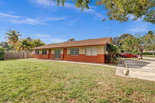 Building Photo - 2610 Riverland Dr