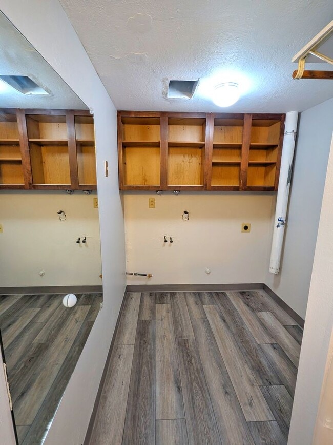 Building Photo - 5 Bedroom Three Bath, Great Location