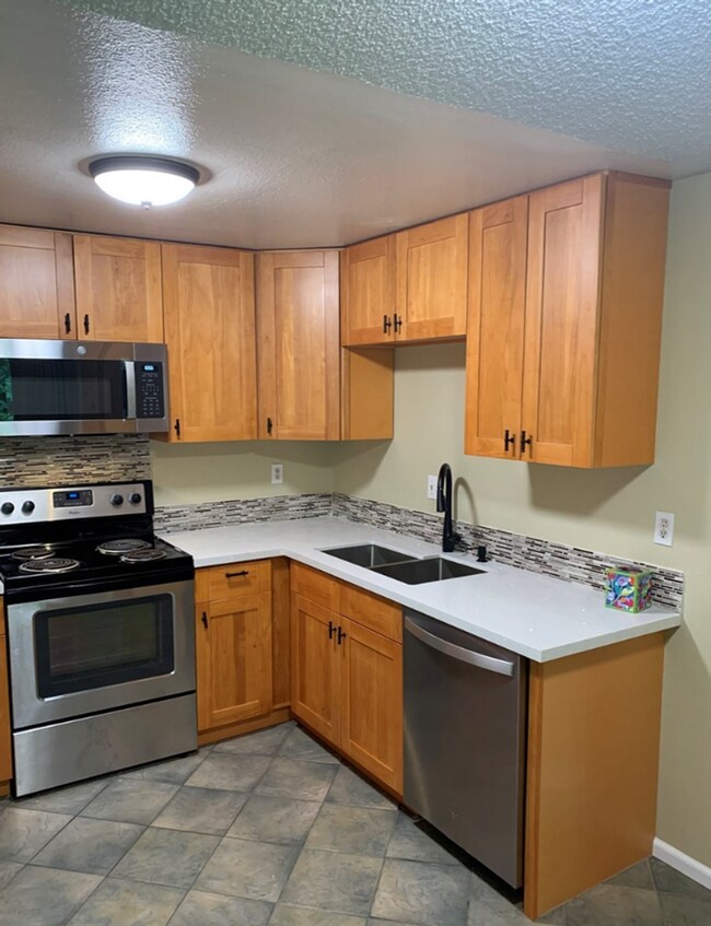 Building Photo - Updated Bellevue Condo with Reserved Parki...