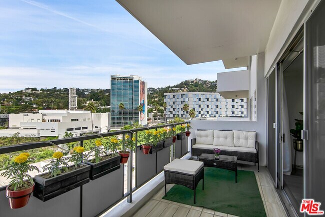 Building Photo - 1155 N La Cienega Blvd