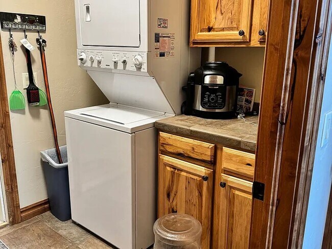 Building Photo - Wedgewood Villas ***ALL UTILITIES INCLUDED***